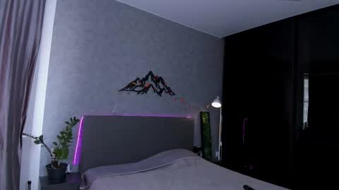 A girl from your  dreams online show from November 30, 8:29 am