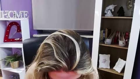 Z O E Y online show from December 4, 6:26 am