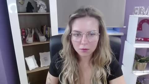 Z O E Y online show from September 24, 5:06 am