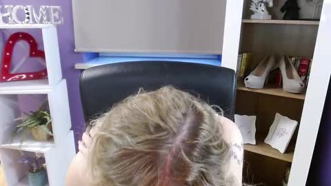 Z O E Y online show from February 6, 7:12 am