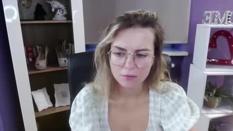 Z O E Y online show from September 9, 4:23 am