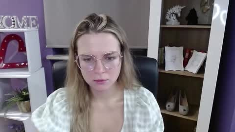 Z O E Y online show from November 12, 5:27 am