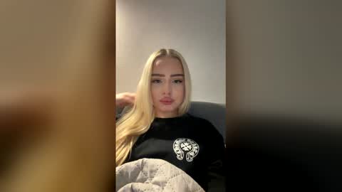 blonde8888 online show from May 27, 8:06 pm