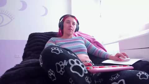 Bonnie Help me reach 500 likes online show from October 6, 5:40 pm