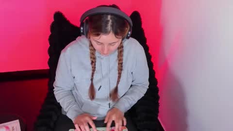 Bonnie Help me reach 500 likes online show from January 31, 8:07 pm