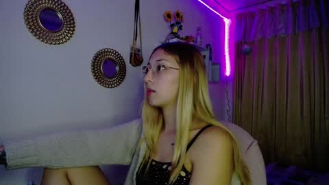 Soffy Brooks Independent model online show from December 11, 5:32 am