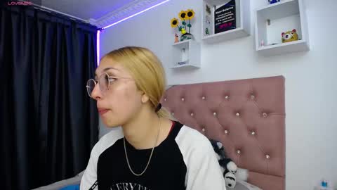 Soffy Brooks Independent model online show from September 27, 7:37 am