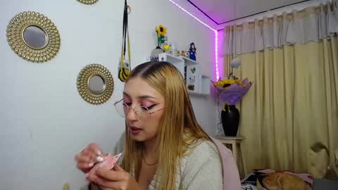 Soffy Brooks Independent model online show from March 8, 3:16 am