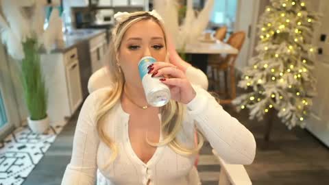 Miley online show from December 3, 12:11 am