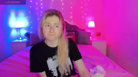 camilladreamer online show from February 8, 8:45 pm