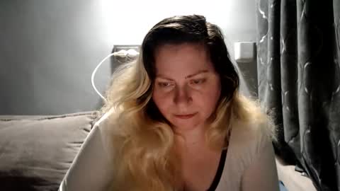 Laura online show from April 15, 7:58 pm