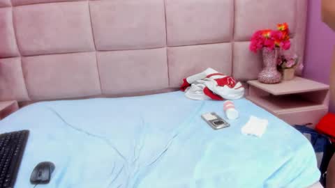 catalinapetite_ online show from March 19, 6:40 am