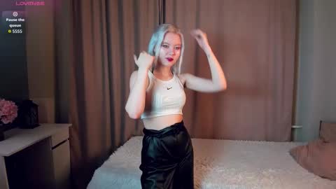 Mia online show from March 14, 11:11 am