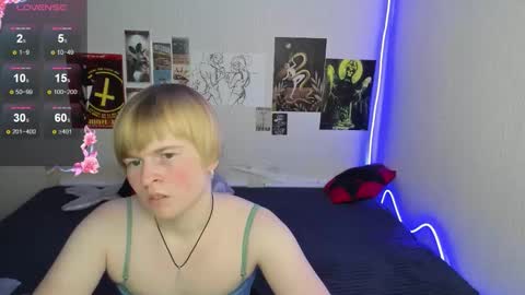 cattie_w_ online show from December 18, 1:32 am