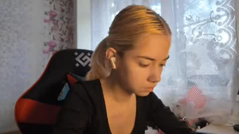 charleneschonert online show from November 6, 7:36 am