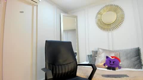 charlottebrownn_ online show from December 18, 5:01 am