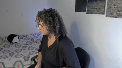 chloe_kisses online show from April 7, 11:45 am