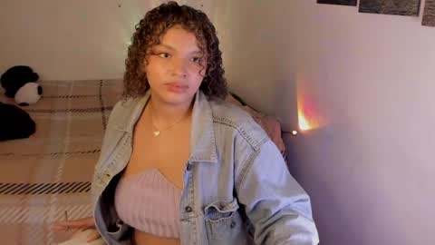 chloe_kisses online show from April 18, 11:35 am
