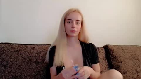 christihanson online show from December 4, 12:18 pm