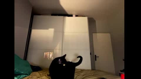 clementine75009 online show from April 10, 7:09 pm