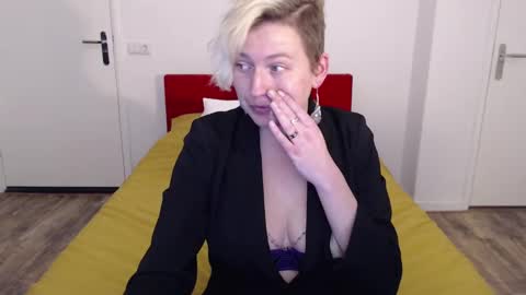 Syl  online show from February 21, 9:01 am