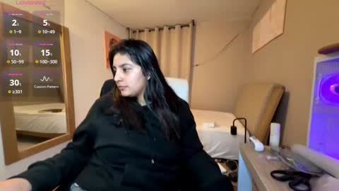 cloe small online show from February 24, 5:17 am