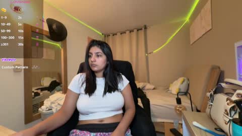 cloe small online show from December 23, 5:00 am