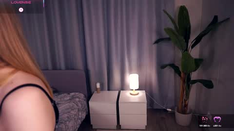 Hello im Sofia Welcme to my room .More hugs and kiss for you online show from October 15, 7:33 am