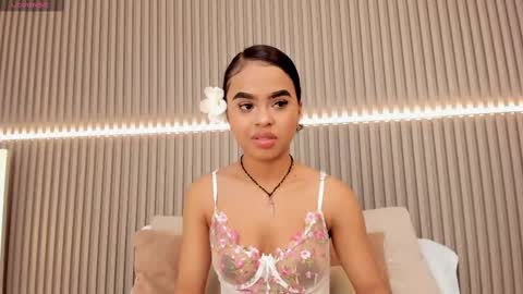coralineross_ online show from February 25, 11:10 am