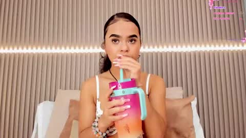 coralineross_ online show from March 5, 11:17 am