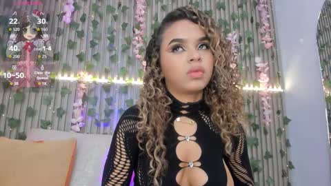 coralineross_ online show from November 15, 11:28 pm