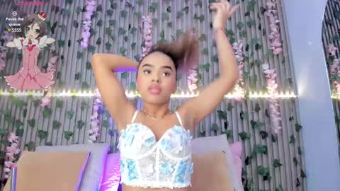 coralineross_ online show from November 18, 11:33 am