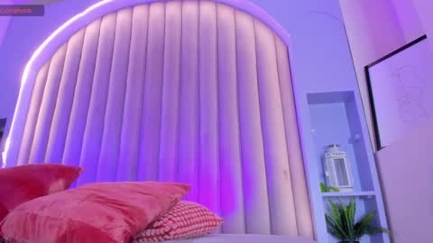 Nicole  Connection time 220pm-910pmCol online show from February 17, 7:57 pm