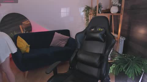 Mia online show from October 12, 2:19 pm