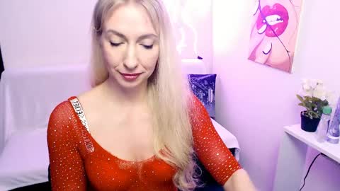 cute_smile_shy online show from April 10, 9:43 pm