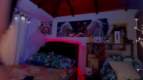 cuteweed420 online show from February 4, 9:20 pm