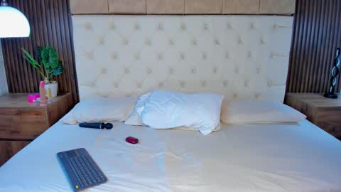 dafne_hillss online show from September 19, 4:06 pm