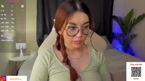 dakottaa__ online show from February 14, 12:09 am