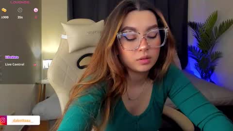 dakottaa__ online show from October 15, 11:51 pm