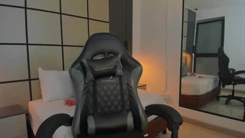 D A N A  online show from November 10, 7:09 pm