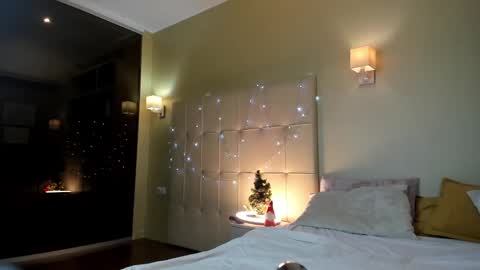 Debbie Mon Tue Fri Sun Sat GMT 3 1000am - 0400pm  online show from December 24, 3:58 pm