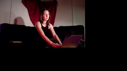 Deenie online show from May 8, 2:15 am