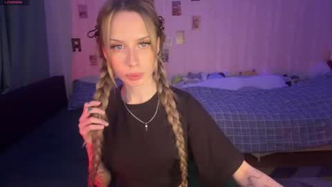 Della online show from April 27, 3:53 pm