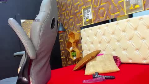 Madisson online show from December 4, 9:02 pm