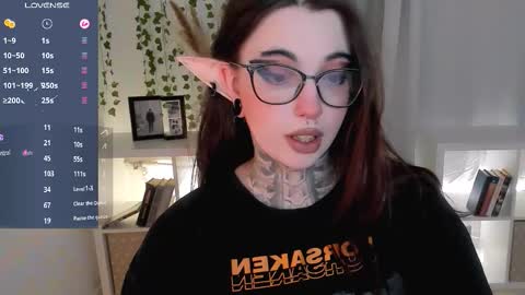 dixipixi_ online show from October 17, 5:43 am