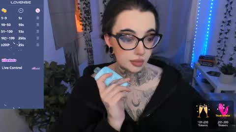 dixipixi_ online show from June 11, 5:37 am