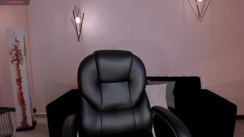  Donna Stonne  online show from January 6, 8:07 pm