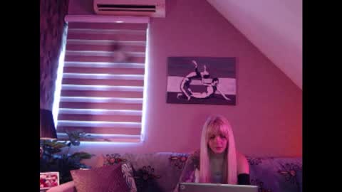 A girl online show from February 28, 9:15 am