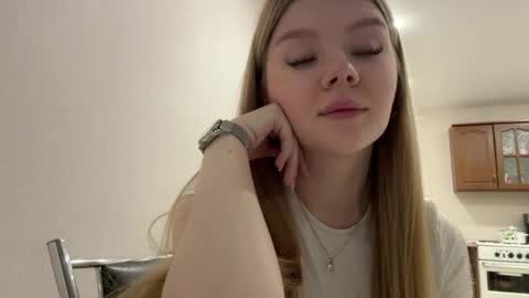 Mia online show from April 8, 12:51 pm