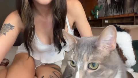 Ella online show from April 17, 2:19 pm